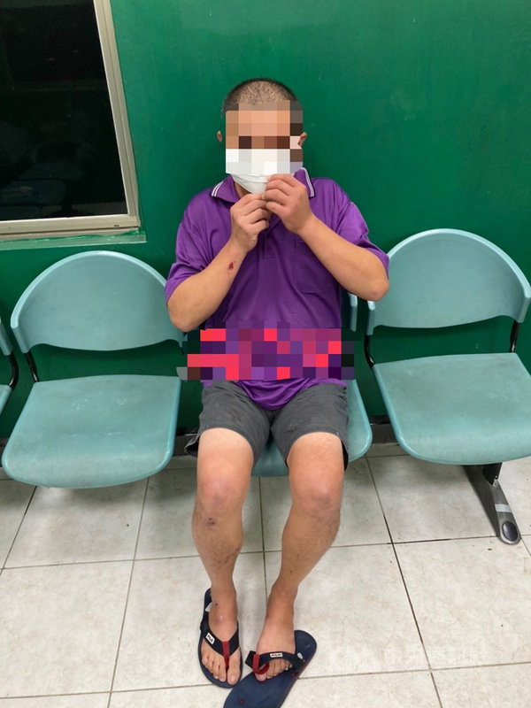 桃園市36歲吳姓男子21日疑酒後失控,無端毆打等公車的仁和國中男學生,造成學生頭部擦傷,警方將他帶回進行管束。(翻攝照片)中央社記者葉臻傳真 110年10月22日
