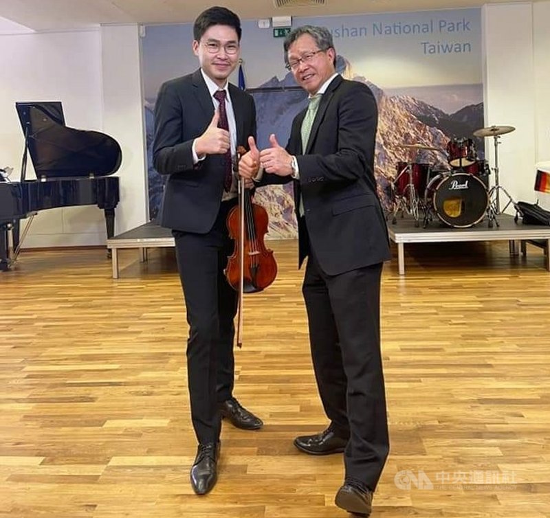 台東囝仔、台東回響樂團首席蔡侑霖(左)獲聘法蘭克福國家歌劇院小提琴手。圖為蔡侑霖受駐德國代表處邀請在國慶日宴會獨奏表演。右為駐德代表謝志偉。(蔡媽媽郭明瑛提供)中央社記者盧太城台東傳真 110年10月22日