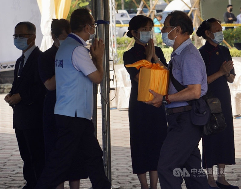 高雄城中城大火造成46死43傷,22日上午在高雄市立殯儀館舉行聯合公祭,各界到場弔唁,場面莊嚴哀戚。中央社記者董俊志攝 110年10月22日