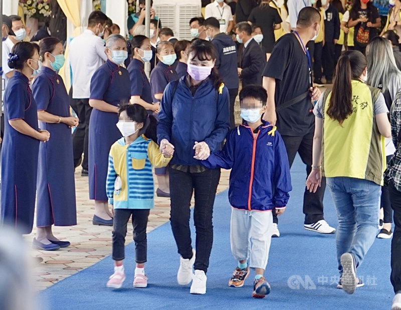 高雄城中城大火釀嚴重死傷,22日上午在高雄市立殯儀館舉行聯合公祭,罹難者家屬到場,陪伴親人走完最後一段路,場面莊嚴哀戚。中央社記者董俊志攝 110年10月22日