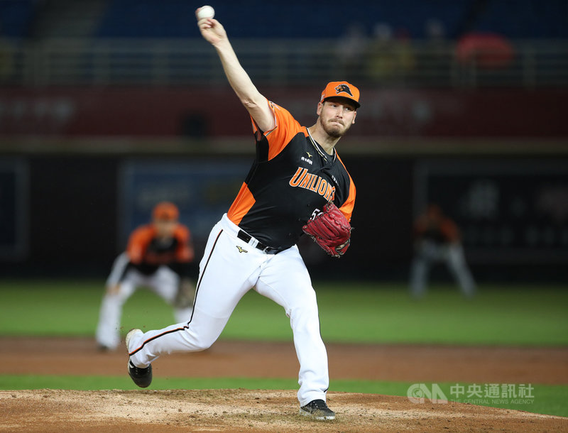 中職統一獅隊洋投布雷克(Brock Dykxhoorn)23日登板先發,繳出5.1局、6次三振好投,但比賽6局時因雨裁定和局,布雷克也無緣獨居勝投王。中央社記者張新偉攝 110年10月23日