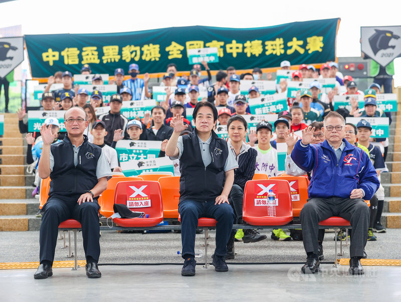 2021年第9屆中信盃黑豹旗全國高中棒球大賽23日在台北花博公園舞蝶館舉行開幕典禮,教育部次長、體育署代理署長林騰蛟(前左起)、副總統賴清德、亞洲棒球總會會長彭誠浩比出「豹爪」手勢,與球員合影。中央社記者鄭清元攝 110年10月23日