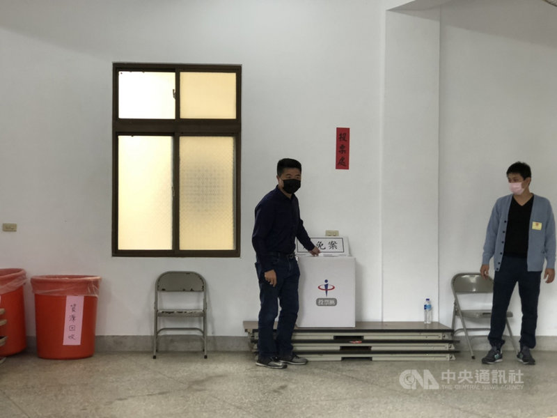 台灣基進立委陳柏惟罷免案23日投票,前國民黨立委顏寬恒(左)上午前往投開票所投票。中央社記者趙麗妍攝 110年10月23日