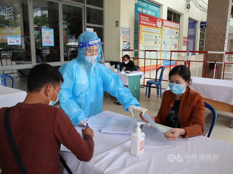 越南首都河內市雖已允許重啟省際客運服務,但各省市的檢疫規定不一,有些會要求民眾出示COVID-19陰性證明,有些還會要求集中隔離,導致民眾跨省往來意願低。圖為正在河內市美亭車站外做篩檢的旅客。中央社記者陳家倫河內攝 110年10月23日