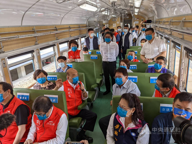 行政院長蘇貞昌(2排左2)23日上午帶著妻子偕同行政院團隊及屏東縣長潘孟安(2排右2)等人一起搭乘「藍皮解憂號」觀光列車,視察首航行程。(屏東縣政府提供)中央社記者郭芷瑄傳真 110年10月23日