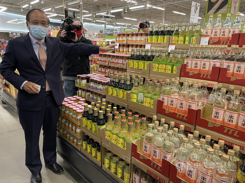 金蘭醬油食品代理進口商游宗熙,在大統華超市舉行的「台灣食品節」開幕活動中,介紹品牌相關產品。中央社記者胡玉立多倫多攝 110年10月23日