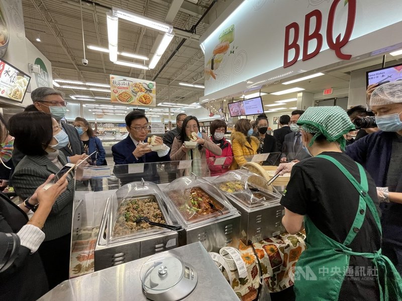 安省政界代表、省議員彭錦威(左)、市議員李思韻(右)在「台灣食品節」開幕活動,試吃台灣刈包,大讚好吃。中央社記者胡玉立多倫多攝 110年10月23日