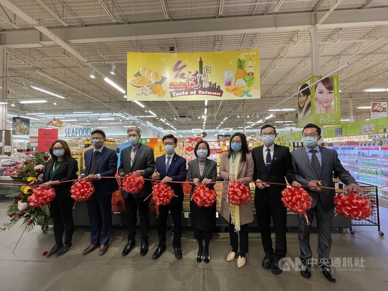 「台灣食品節」22日至28日在加拿大東岸大統華超市10家分店,熱鬧登場。多倫多台北經濟文化辦事處長陳錦玲(右4)、安省政界代表、駐地商會及僑團代表等多人,應邀出席剪綵儀式。中央社記者胡玉立多倫多攝 110年10月23日