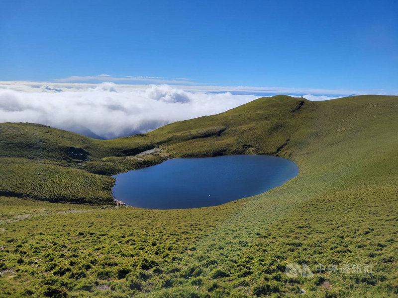 颱風圓規外圍環流日前為台東帶來豐沛雨量,嘉明湖出現滿水位景象,山友驚嘆是名符其實「天使的眼淚」。(邱彥紘提供)中央社記者盧太城台東傳真 110年10月23日