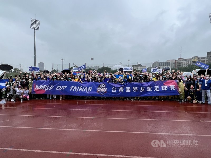 台灣數位外交協會23日於輔仁大學足球場舉辦台灣國際友誼足球賽,逾20國外交使節人員及政界、體壇嘉賓共襄盛舉。中央社記者鍾佑貞攝 110年10月23日