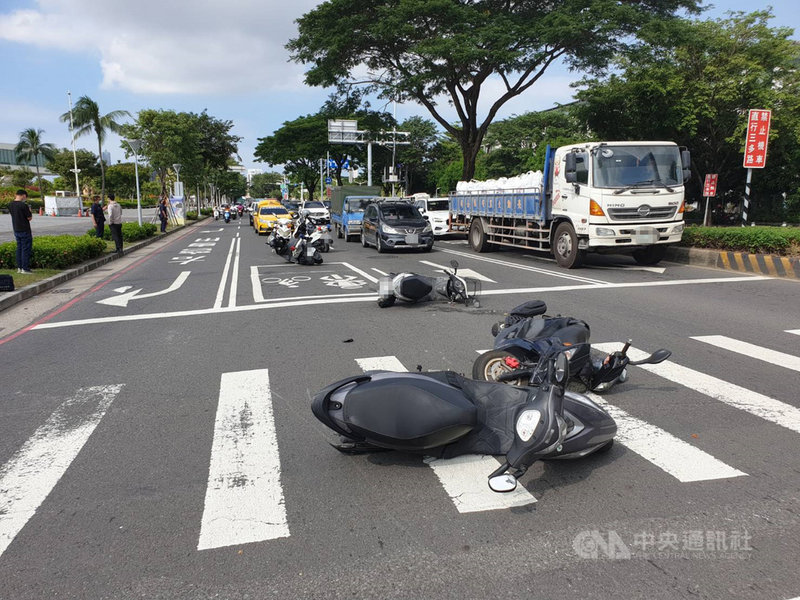 高雄市政府警察局苓雅分局員警23日執勤攔停拒檢車輛,先後連開3槍,最後自小客車衝撞警用機車及3名機車駕駛後逃逸,警方現已調閱監視器,掌握特定對象追緝到案。(高市苓雅警分局提供)中央社記者洪學廣傳真 110年10月23日
