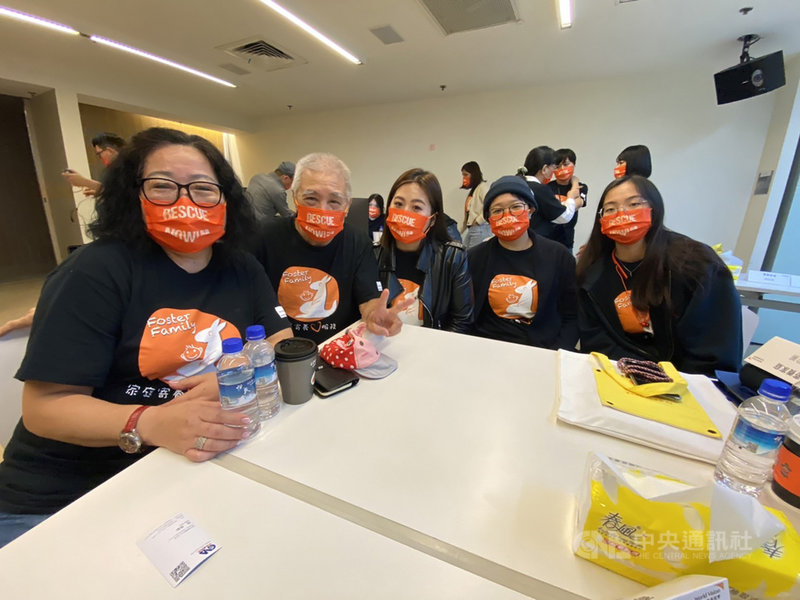 寄養媽媽柯惠鈴(左)擔任寄養家庭時間長達17年,照顧逾20個寄養童,她努力用包容跟同理心讓孩子有歸屬感,未來將持續這份溫暖愛心,盼給更多孩子正向成長的家。中央社記者吳欣紜攝 110年10月23日