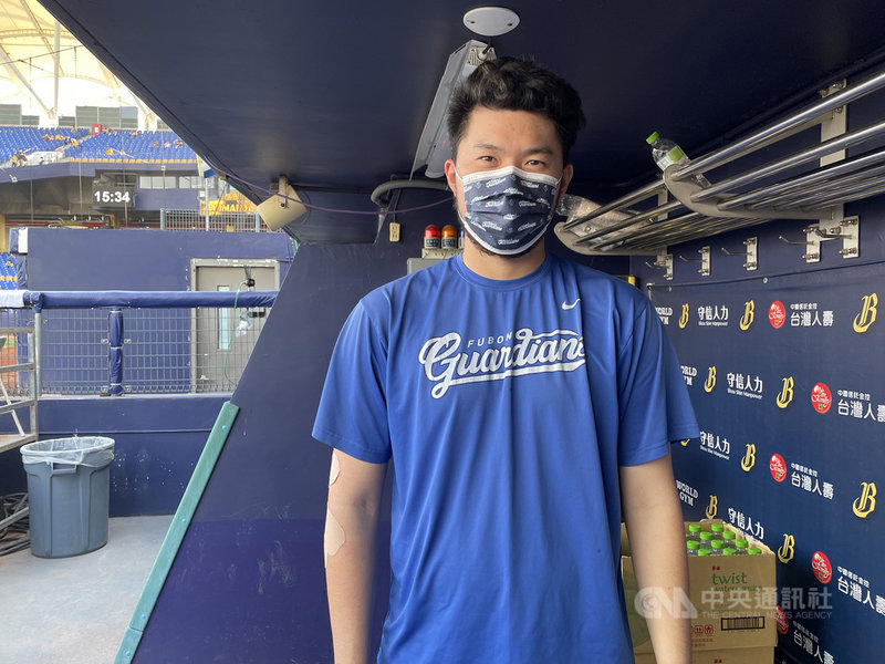 中職富邦悍將隊投手李建勳日前與統一獅隊交手,7局面對滿壘危機及時回穩、沒有失分,舉起手要拉弓卻突踩剎車,變成「溫柔拉弓」。他23日受訪表示,當下化解危機很振奮,想要拉弓又怕太激動,亢奮感差了一點點、所以才放慢速度。中央社記者謝靜雯攝 110年10月23日