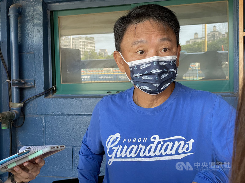 中職富邦悍將隊總教練洪一中(圖)23日賽前受訪表示,因傷下二軍的蔣智賢目前還不能傳球,悍將最不缺的就是指定打擊,如果蔣智賢上一軍無法守備,現階段對球隊幫助不大,短期內回一軍機會不大。圖為洪一中110年9月25日受訪畫面。中央社記者謝靜雯攝 110年10月23日