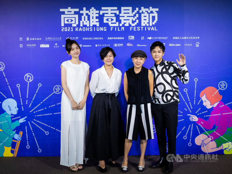 2021高雄電影節「高雄拍」單元短片「三月的南國之南」23日下午首映,演員林玉書(左起)、導演李尚喬、陸弈靜、陳鼎中出席分享拍攝點滴。(高雄電影節提供)中央社記者王心妤傳真 110年10月23日