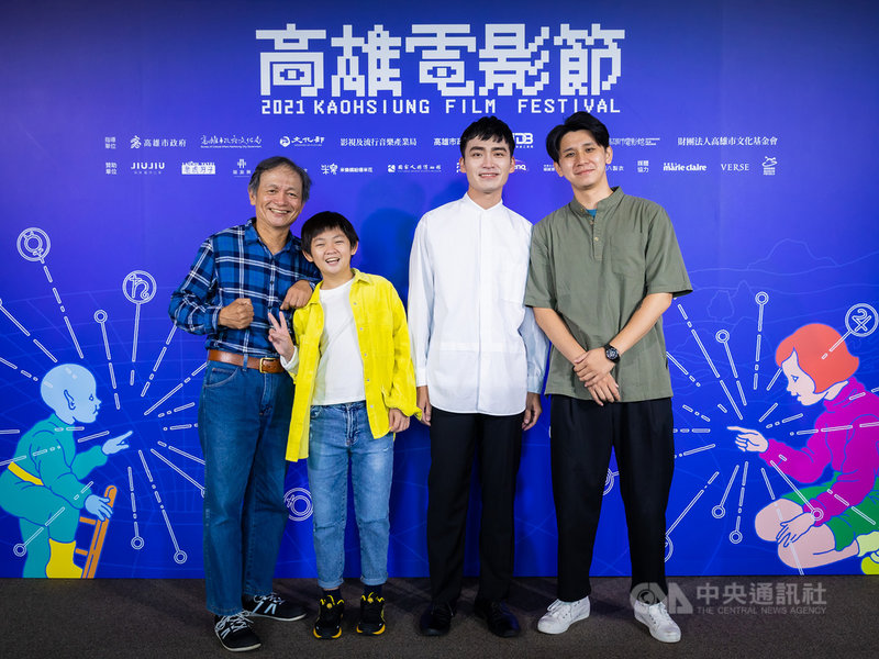 2021高雄電影節「高雄拍」單元短片「赤島」23日下午首映,演員林志儒(左起)、鄭逸軒、彭士詮及導演吳季恩出席並分享籌備過程。(高雄電影節提供)中央社記者王心妤傳真 110年10月23日