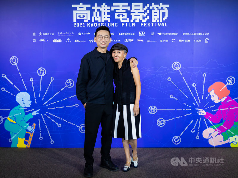 2021高雄電影節「高雄拍」單元短片「看海」導演林柏瑜(左)與演員陸弈靜(右)23日下午出席首映,林柏瑜表示,希望能藉電影傳達長照中難被注意到的照顧者重擔與心理壓力。(高雄電影節提供)中央社記者王心妤傳真 110年10月23日