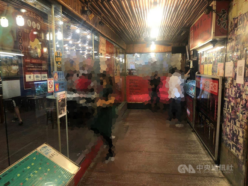 嘉義縣阿里山公路中埔路段某餐廳呂姓離職員工懷疑店長少給薪資,與友人找陳姓店長討論發生口角,且友人還遭店長掌摑;事後呂男找人持棍棒衝入店內毆打店長成傷,畫面還被PO上網路。警方獲報後已陸續逮捕涉案6人,依法函送。(警方提供)中央社記者黃國芳傳真 110年10月23日