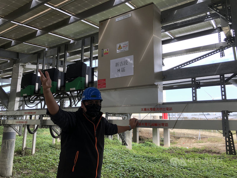 國泰人壽與開陽能源合作興建雲林麥寮天機太陽能電廠23日正式落成。圖為開陽能源人員解釋太陽能板發電後,要把直流電轉成交流電進行能量轉換,再透過升壓站提高太陽能發電電壓,再併接入台電變電站。中央社記者蘇思云攝 110年10月23日