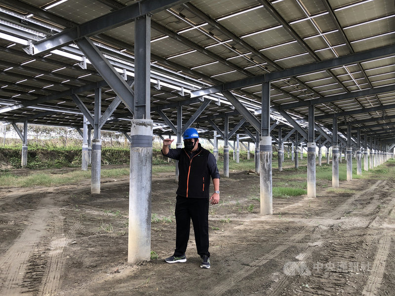 國泰人壽與開陽能源合作興建雲林麥寮天機太陽能電廠23日正式落成,由於位處雲林地層下陷區,太陽能板特別架高、離地面約4公尺,以避免淹水,同時材料也必須加強防鏽功能。中央社記者蘇思云攝 110年10月23日