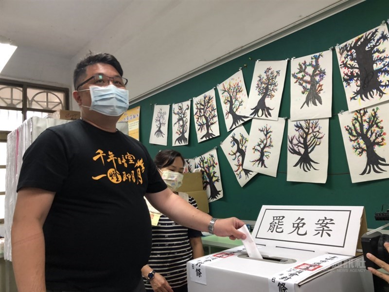 台灣基進立委陳柏惟罷免案23日投票,罷免團體「刪Q總部」領銜人楊文元(前)到投開票所投票。中央社記者趙麗妍攝 110年10月23日