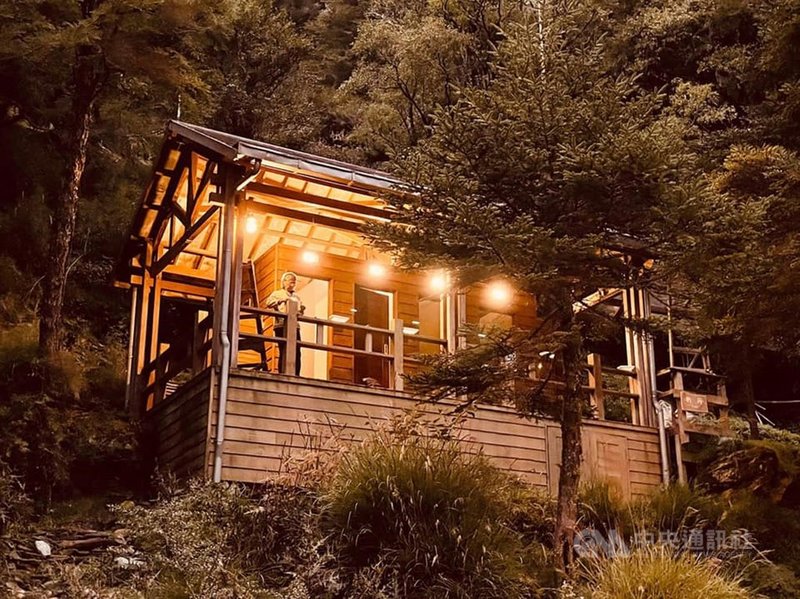 林務局台東林管處近期整修向陽山屋的照明設備,入夜後點燈增添溫馨氣氛。(台東林管處提供)中央社記者盧太城台東傳真 110年10月23日