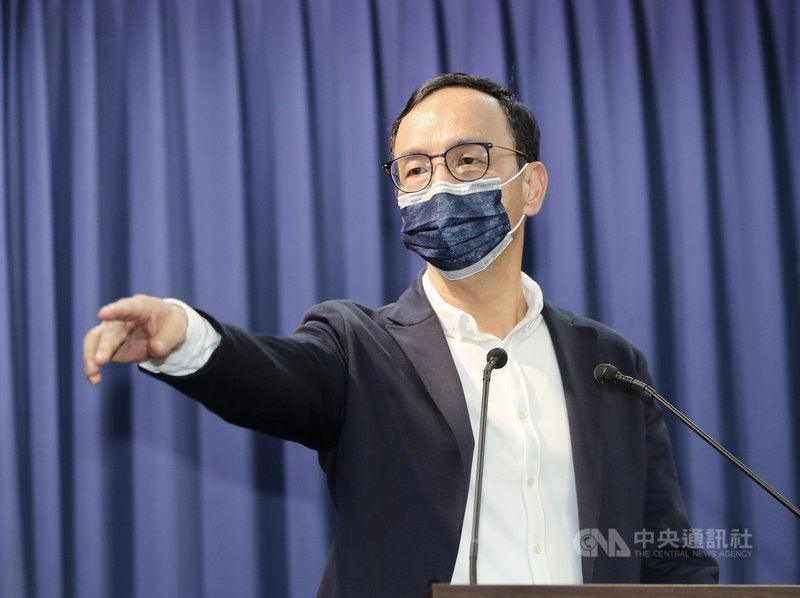 台灣基進立委陳柏惟罷免案同意票已過門檻,國民黨主席朱立倫(圖)23日晚間在國民黨中央黨部表示,未來將推出了解在地民意的參選人投入補選。中央社記者張皓安攝 110年10月23日