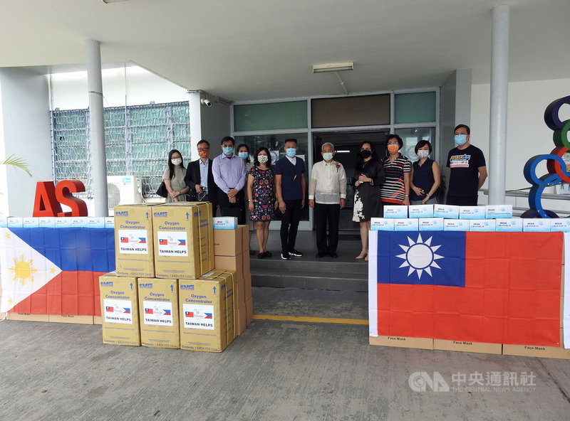 中華民國駐菲律賓代表徐佩勇(右5)、菲律賓台灣同鄉會會長蘇國芳(右6)等人15日代表捐贈5台製氧機和10萬片口罩給蘇比克灣管理局局長伊斯馬(右4),協助當地抗疫。中央社記者陳妍君蘇比克灣攝 110年10月23日