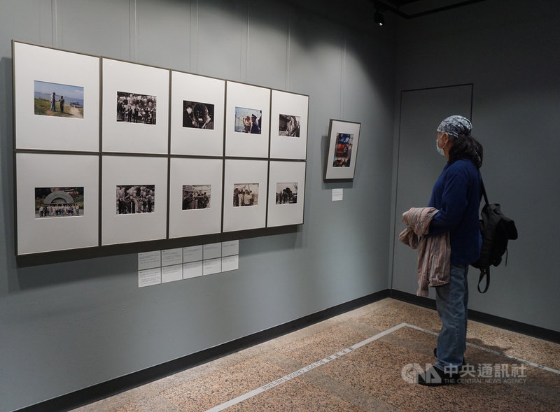 「醉影金門:台灣攝影博物館文化學會2021年金門主題攝影暨文件展」23日在金門縣文化局開展,展出學會老中青三代成員鏡頭下的金門影像。中央社記者黃慧敏攝 110年10月23日