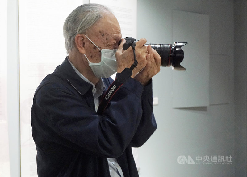 高齡83歲的國家文藝獎得主、攝影家莊靈將攝影視為一生志業,23日到金門出席特展「醉影金門」分享會時,手中仍捧著相機,不時高舉捕捉畫面。中央社記者黃慧敏攝 110年10月23日