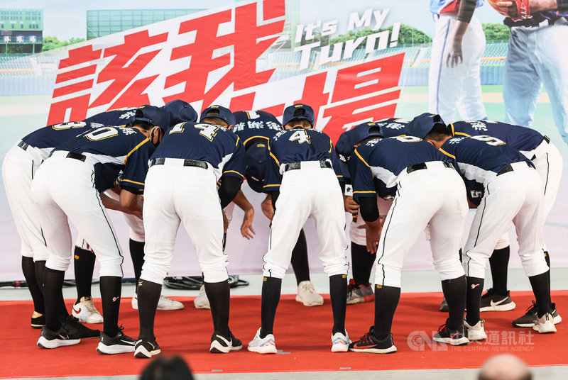 2021年中信盃黑豹旗全國高中棒球大賽24日即將開打,23日在台北花博公園舉行開幕典禮,澎湖聯隊小將登台完成賽前宣言。中央社記者鄭清元攝 110年10月23日