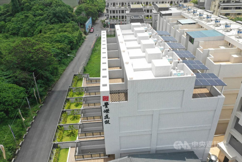 高雄市開辦光電補助申請將延長到11月5日。依市府估算,設備投資後的年平均收益約8到10%,比定存還高,且保證收購20年,收益具穩定性與安全,鼓勵民眾踴躍申請。圖為鳥松區光電案。(高雄市政府提供)中央社記者洪學廣傳真 110年10月23日