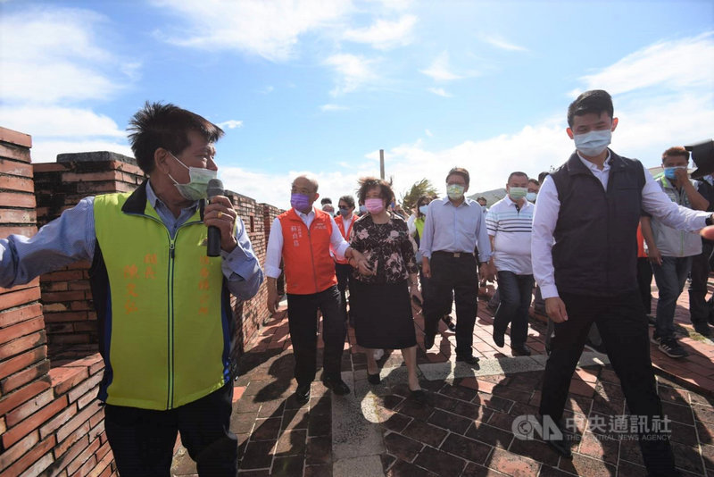屏東恆春古城中的北門今年9月被貨車撞損,行政院長蘇貞昌(左2)23日視察北門的修護及管理維護。(屏東縣政府提供)中央社記者郭芷瑄傳真 110年10月23日