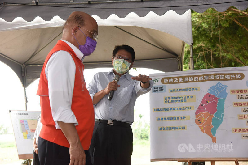 屏東縣計畫爭取經費在潮州鎮打造國際級農業標準包裝加工廠,導入外銷蒸熱檢疫及冷鏈體系,縣長潘孟安(右)23日陪同行政院長蘇貞昌(左)至預定地視察,蘇貞昌當場請農委會核定經費補助,他表示,「能做的要快」。(屏東縣政府提供)中央社記者郭芷瑄傳真 110年10月23日