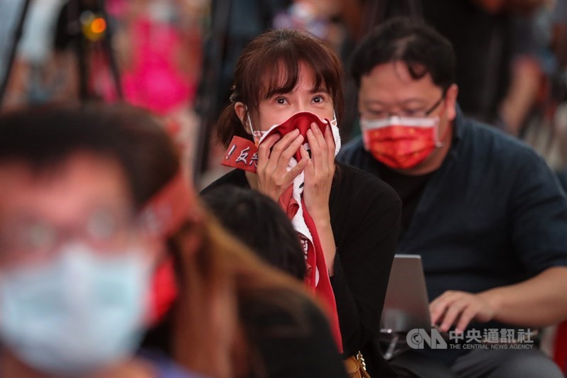 台灣基進立委陳柏惟罷免案23日下午4時起陸續開票,晚間近6時罷免同意票已跨門檻,陳柏惟團隊也自行宣布罷免通過,現場支持者露出難過表情。中央社記者裴禛攝 110年10月23日