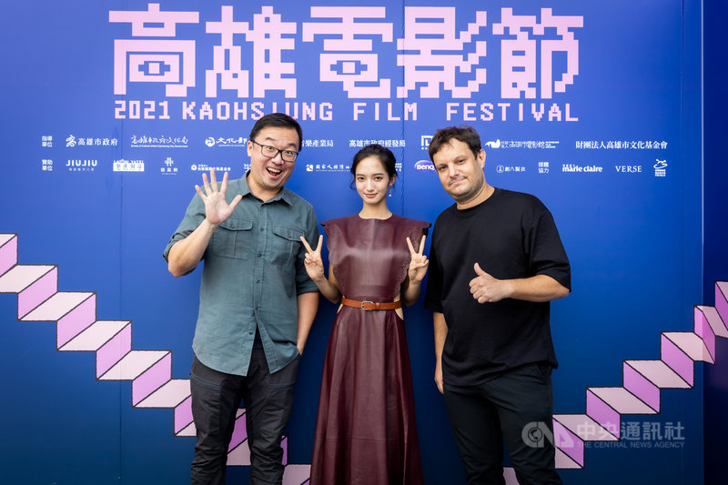 高雄電影節台灣越界短打單元「蝴蝶」製片張明浩(左起)、演員韓寧、導演文二北投受訪分享拍攝點滴。文二北投認為與台灣演員合作相當放鬆,特別讚許韓寧演出有好萊塢水準,是明日之星。(高雄電影節提供)中央社記者王心妤傳真 110年10月23日