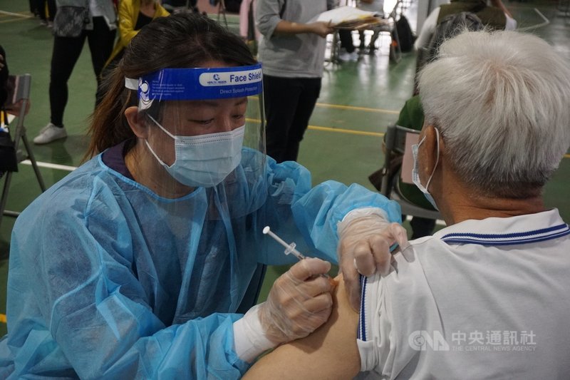 金門縣政府為持續提供縣民便利、優質的接種COIVD-19疫苗服務,設置大型接種站,23日為55歲以上縣民施打莫德納第2劑疫苗。中央社記者黃慧敏攝 110年10月23日