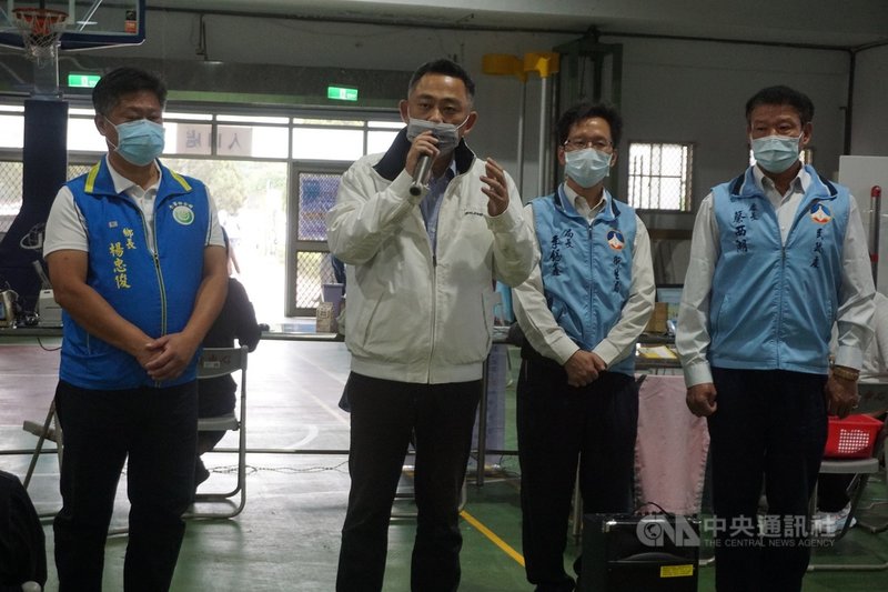 金門縣長楊鎮浯(左2)23日到各疫苗接種站視察時表示,金門常住居民第1劑疫苗覆蓋率已達8成,隨著23日為民眾施打第2劑莫德納疫苗,全金門兩劑疫苗覆蓋率可望提高到5成。中央社記者黃慧敏攝 110年10月23日