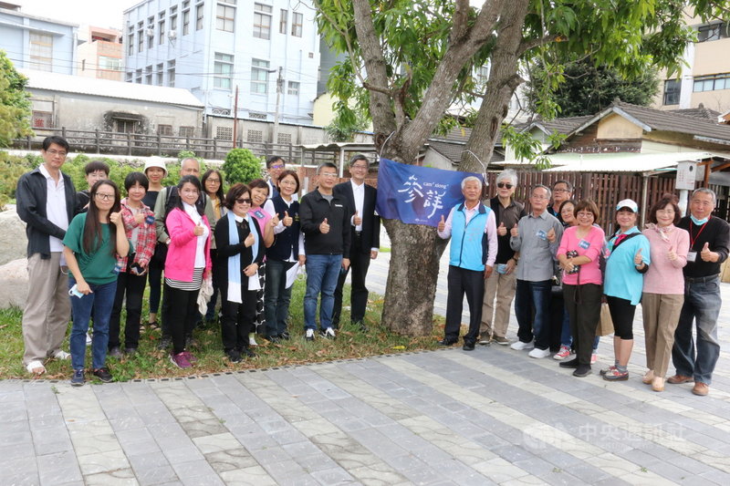 客委會舉辦當代客家文藝沙龍系列活動,23日首場走訪已故詩人詹冰故鄉,立法院副院長蔡其昌(前右9)等人到場參與活動。(蔡其昌辦公室提供)中央社記者魯鋼駿傳真 110年10月23日