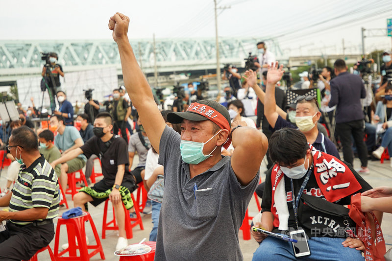 台灣基進立委陳柏惟罷免案23日下午4時起進行開票作業,不少力挺陳柏惟民眾到他位於烏日區的開票現場關注,有人頭綁「反惡罷」布條、高喊加油為他集氣。中央社記者裴禛攝 110年10月23日