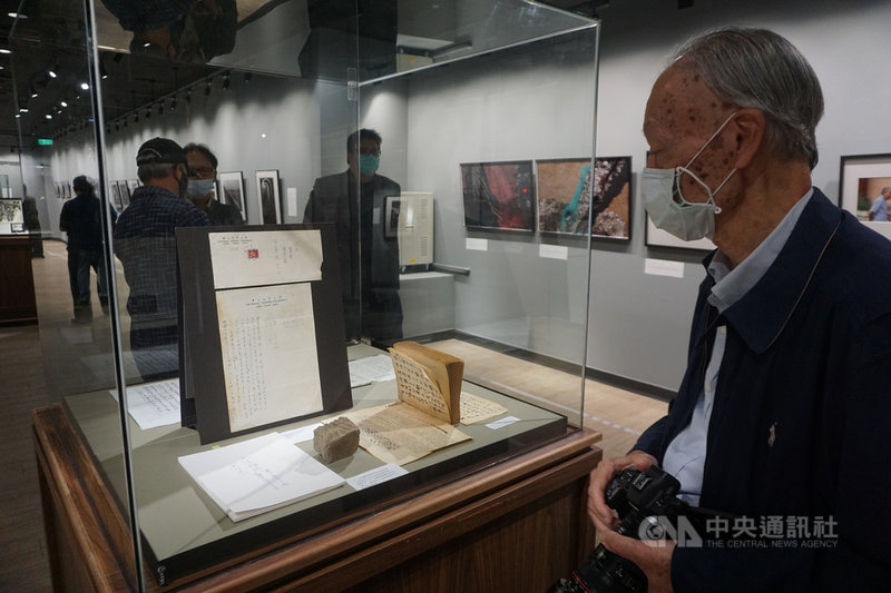 金門縣文化局主辦、台灣攝影博物館文化學會承辦的特展「醉影金門」,23日起展出,學會推手、攝影家莊靈(右)到場參觀,他也為這場展出帶來早年在金門發現的漢磚相關文物。中央社記者黃慧敏攝 110年10月23日