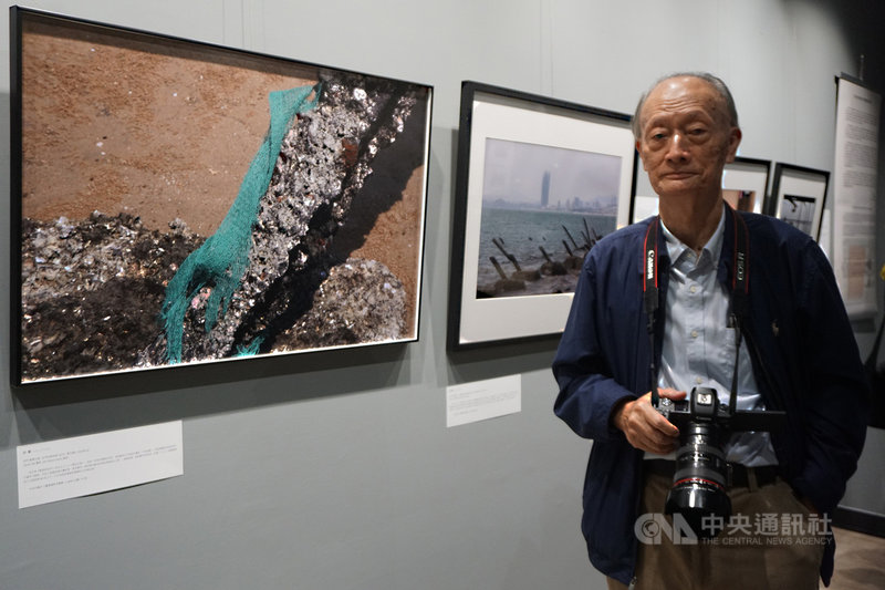 「醉影金門–台灣攝影博物館文化學會2021年金門主題攝影暨文件展」23日起在金門縣文化局展出,攝影家莊靈作品也在場展出,莊靈親自出席觀展並參與分享會。中央社記者黃慧敏攝 110年10月23日