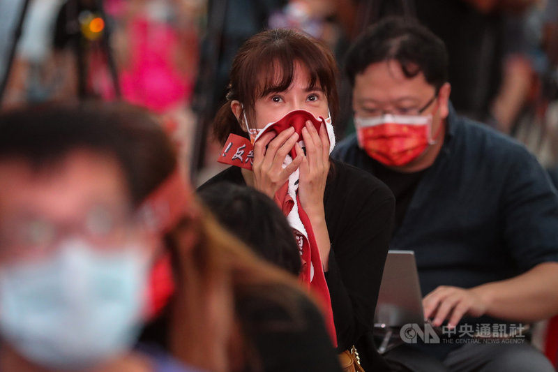 台灣基進立委陳柏惟罷免案23日下午4時起陸續開票,晚間近6時罷免同意票已跨門檻,陳柏惟團隊也自行宣布罷免通過,現場支持者露出難過表情。中央社記者裴禛攝 110年10月23日