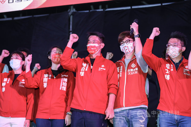 台中第2選區台灣基進立委陳柏惟(右3)罷免案同意票數通過門檻,確認遭罷免成功。陳柏惟23日晚間出面感謝支持者,並表示不同意票仍有7萬多票,有這麼多人勇敢站出來,「我不覺得是輸,下一戰再贏回來」。中央社記者裴禛攝 110年10月23日