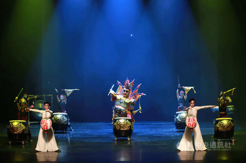 「2021鬥陣趣–台灣守護祭」23日在台灣戲曲中心熱鬧展開,邀請多組傳統陣頭及表演藝術團隊參與演出,九天民俗技藝團也應邀在「全民祈福典禮」中登場,帶來精彩節目「鑼鼓喧天」。(文化部提供) 中央社記者邱祖胤傳真 110年10月23日