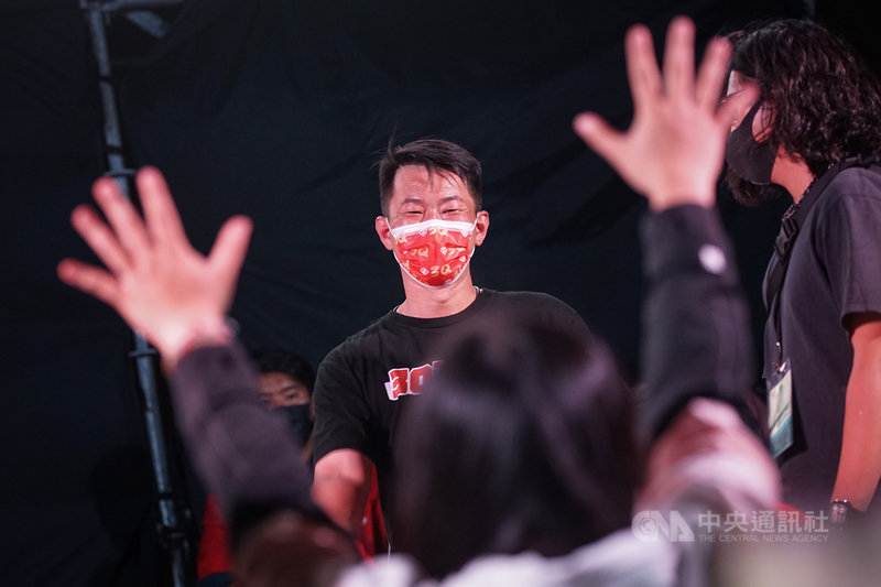 台灣基進立委陳柏惟(後中)罷免案過關,中選會將於7天內公告解除職務。陳柏惟晚間出面感謝支持者相挺、互相合影留念,現場民眾仍不斷為他加油打氣。中央社記者裴禛攝 110年10月23日