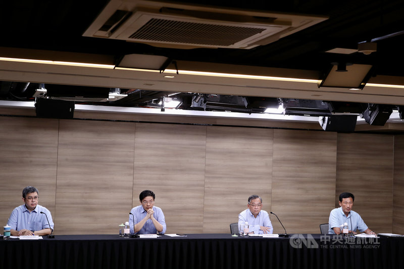 新加坡跨部會抗疫工作小組23日舉行線上記者會,出席者包括衛生部長王乙康(右1)、財政部長黃循財(左2)等人。(新加坡通訊及新聞部提供) 中央社記者侯姿瑩新加坡傳真 110年10月23日