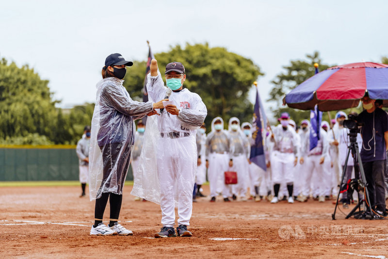 第8屆出口盃多元族群棒球賽23日在台北新生公園棒球場展開,身障、聽障、長者、女子等4種多元族群齊聚追夢,開幕式中由戰神白隊詹銘鴻(前右)代表選手進行運動員宣誓。(身障棒協提供)中央社記者楊啟芳傳真 110年10月23日