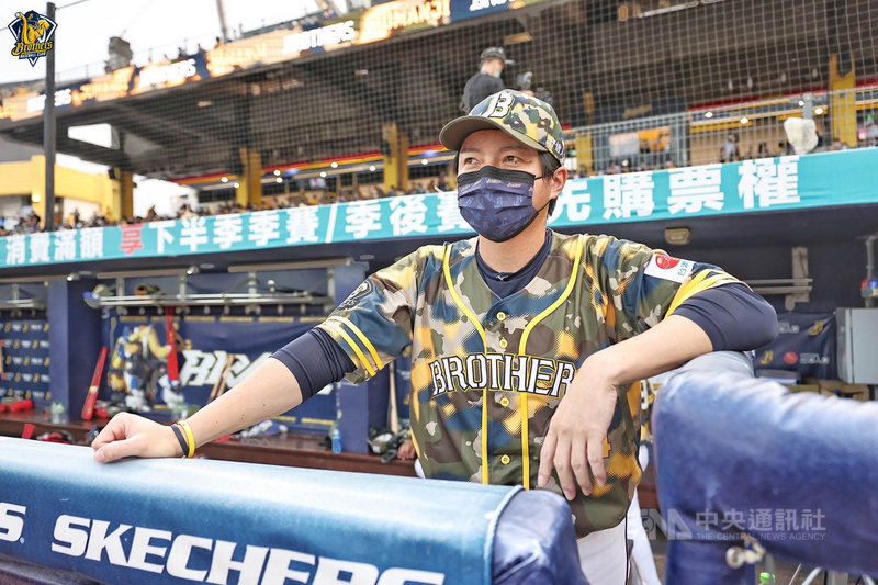 中職中信兄弟隊23日在台中洲際主場擊敗富邦悍將隊奪勝,不過6局時兄弟本壘防守鬧空城,總教練林威助賽後受訪表示,24日會檢討。(中信兄弟提供)中央社記者謝靜雯傳真 110年10月23日