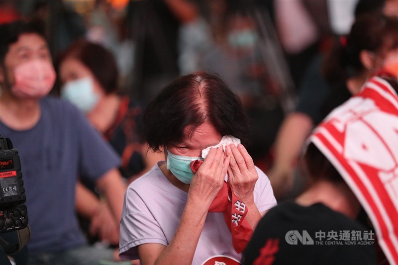 隨著開出票數越來越多,台灣基進立委陳柏惟罷免案結果也已明朗。陳柏惟團隊23日晚間出面自行宣布罷免同意票已達門檻,承認努力不足,台下有支持者忍不住難過落淚。中央社記者裴禛攝 110年10月23日